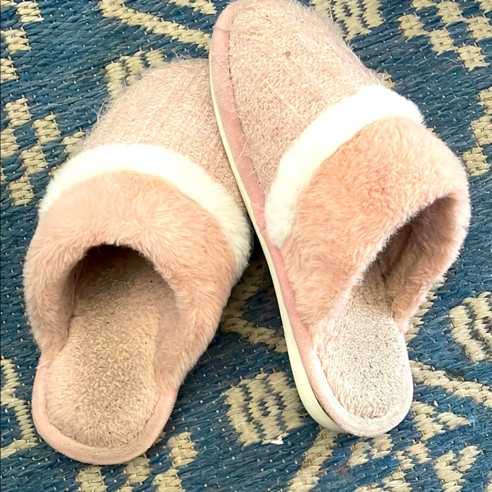 Cozy Pink Fuzzy Women's Slippers